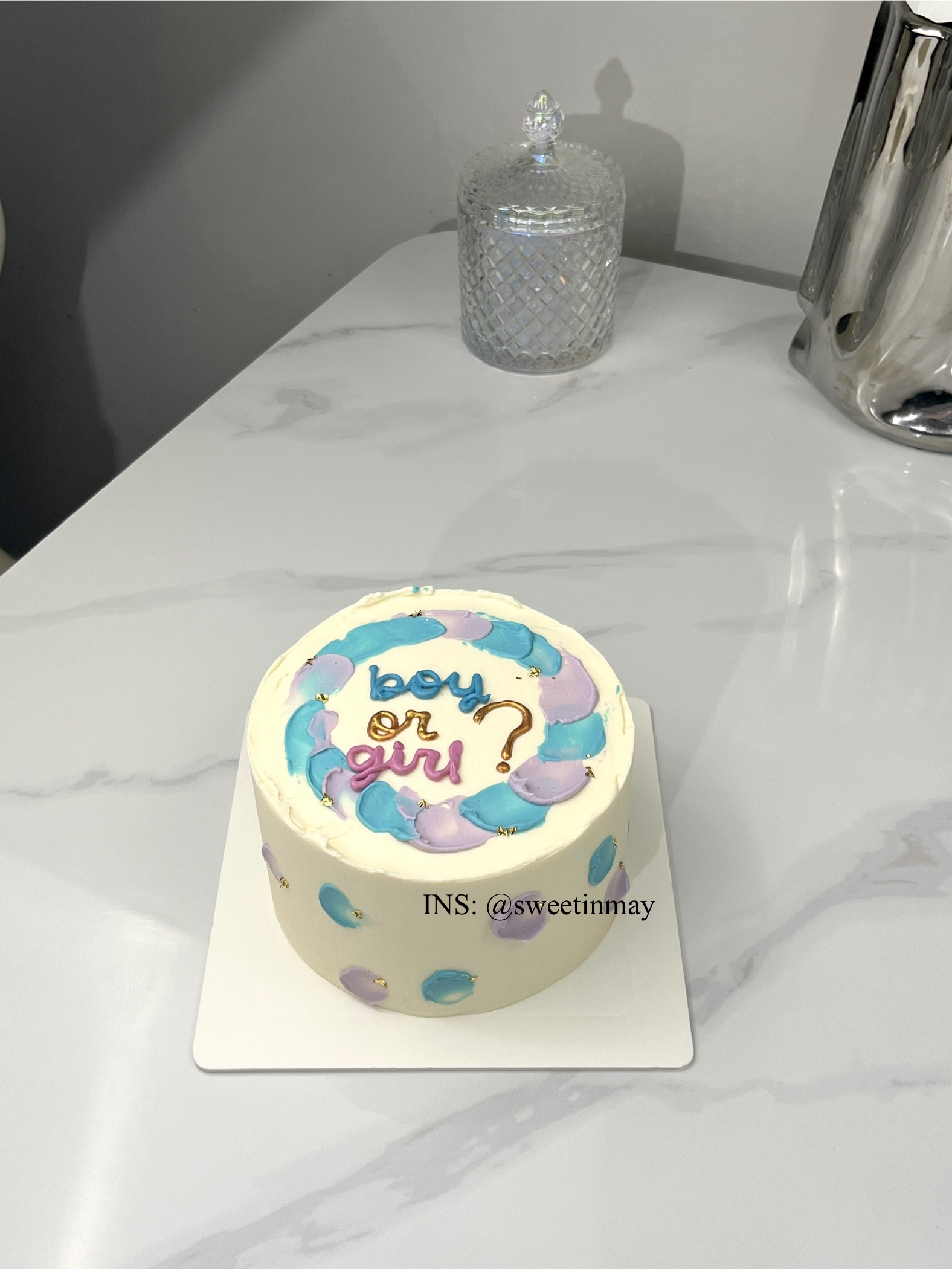 Round Gender-Reveal Cake - Image 2