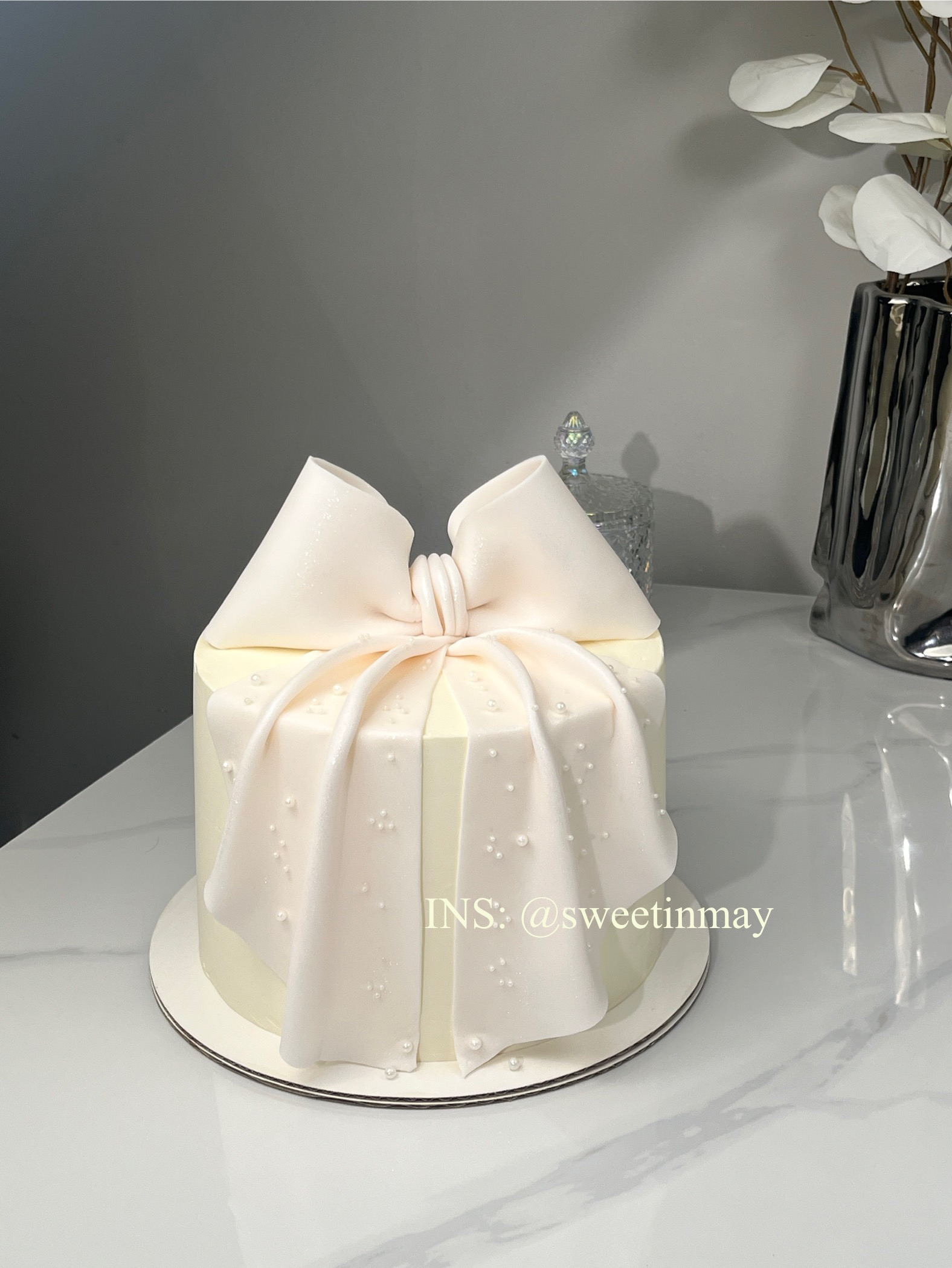 Fondant Bow cake - Image 5