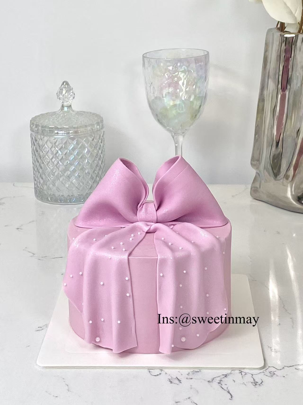 Fondant Bow cake - Image 3