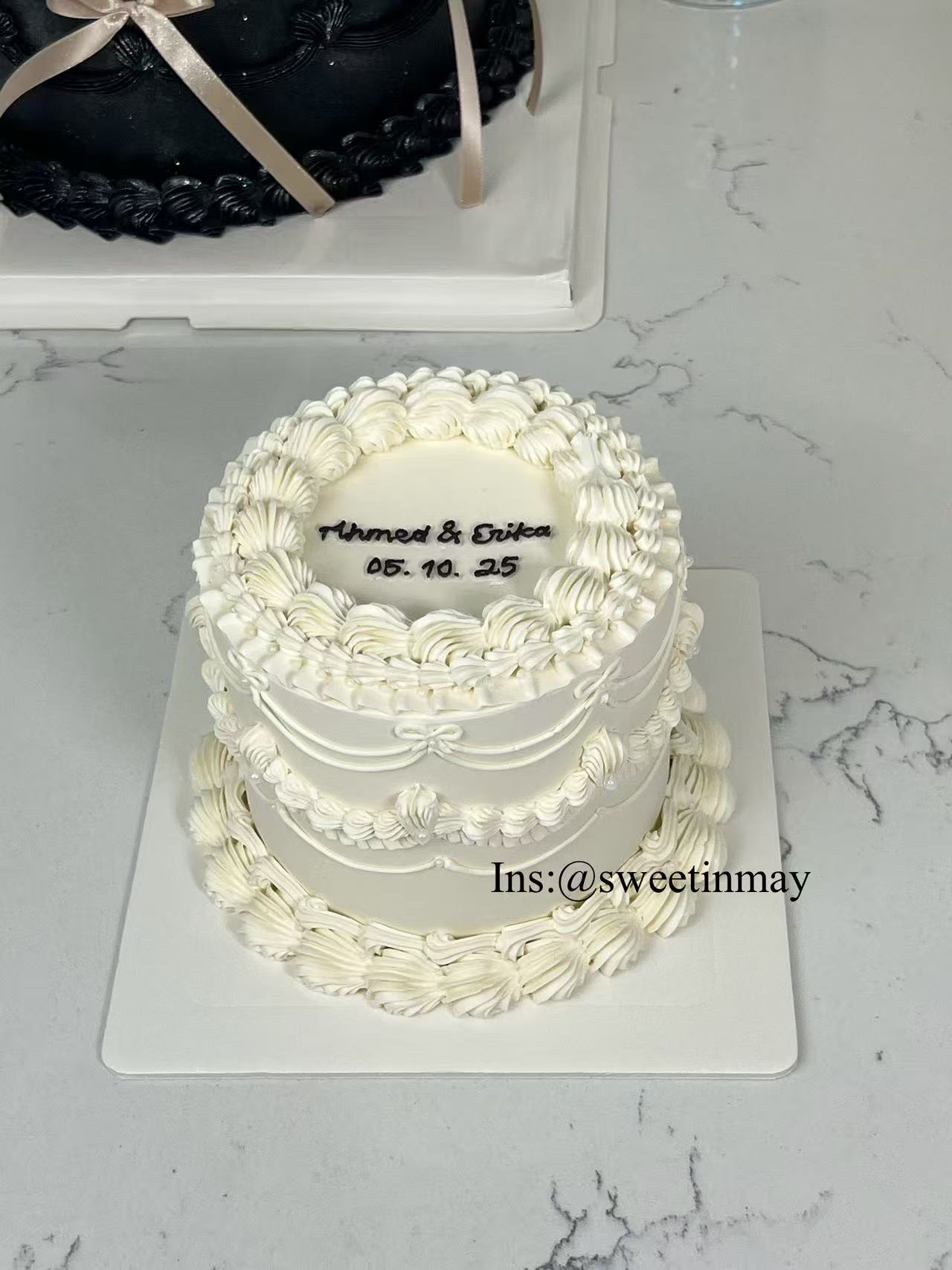 Lambeth Round Cake - Image 3