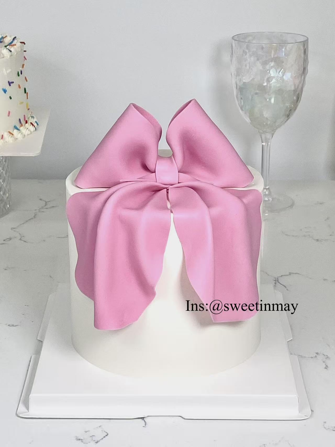 Fondant Bow cake - Image 4