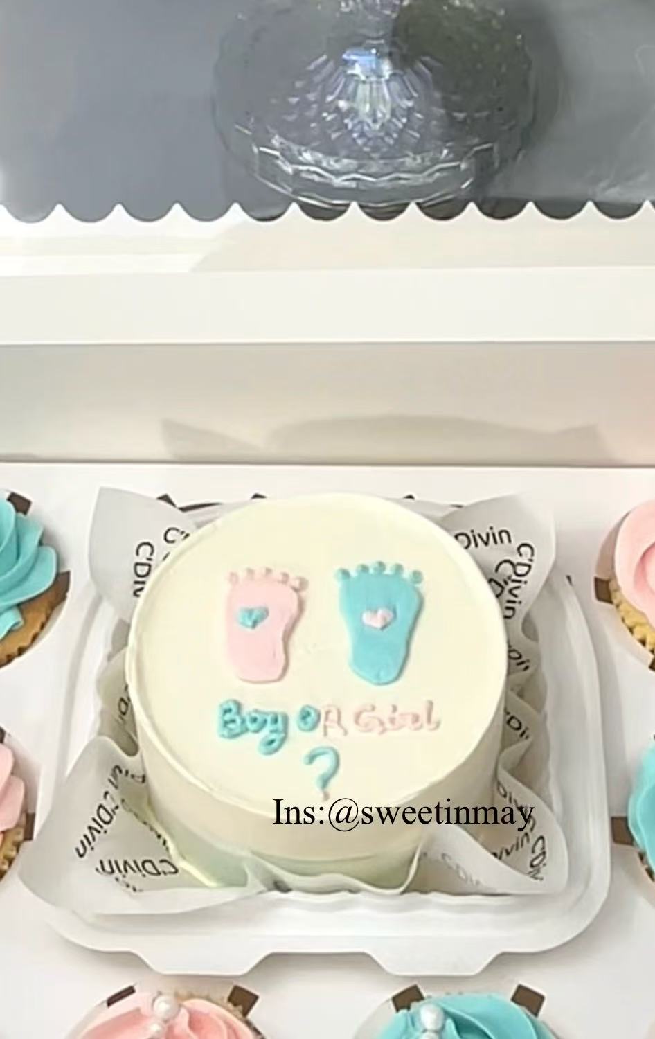 Round Gender-Reveal Cake - Image 3