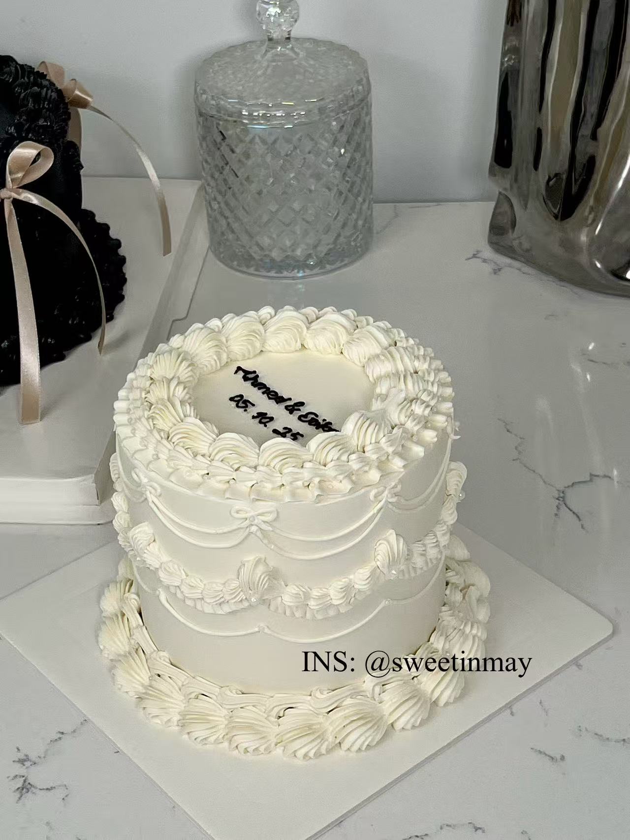 Lambeth Round Cake - Image 2