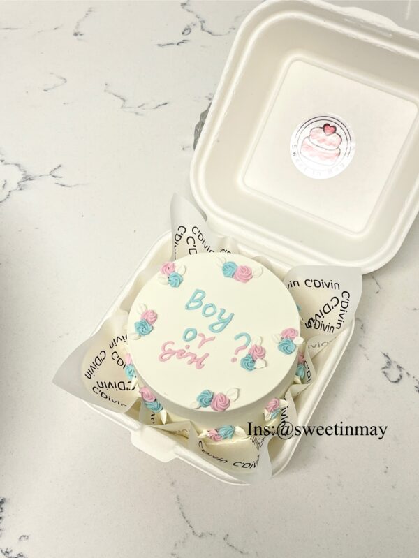 Round Gender-Reveal Cake